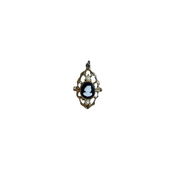 Jewelry - Pretty gold tone Vintage Cameo Pendant with faux pearl accents and filigree trim